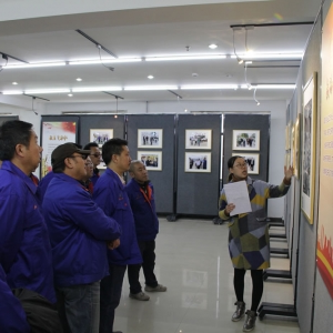 公司组织党员干部和技校学生参观 喜迎十九大全市企业发展成就摄影展